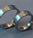 wedding ring, white gold wedding band, titán karikagyűrű, monogramos karikagyűrű, egyedi karikagyűrű, különleges karikagyűrű, gyűrű, karikagyűrű, titán karikagyűrű, titánium karikagyűrű, fehérarany karikagyűrű, comfort fit karikagyűrű, gravírozott karikagyűrű